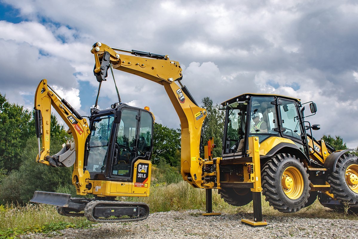 444 backhoe loader is lifting 2 tones weighting Cat mini excavator
