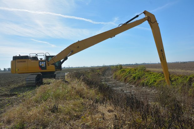 Cat long reach ekskavators veido nogāzes