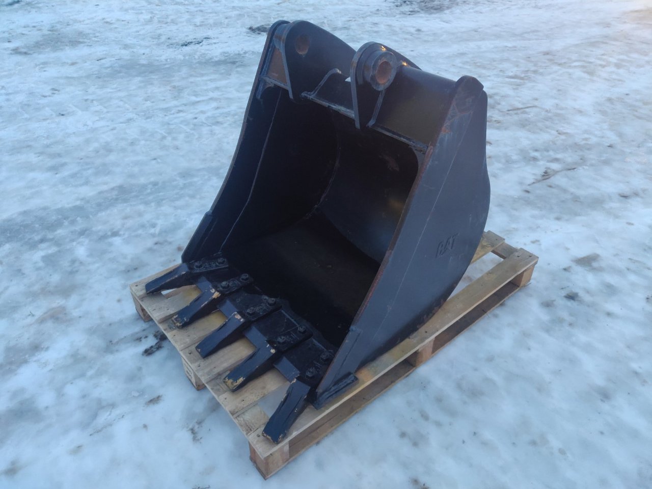 Bucket for backhoe loader