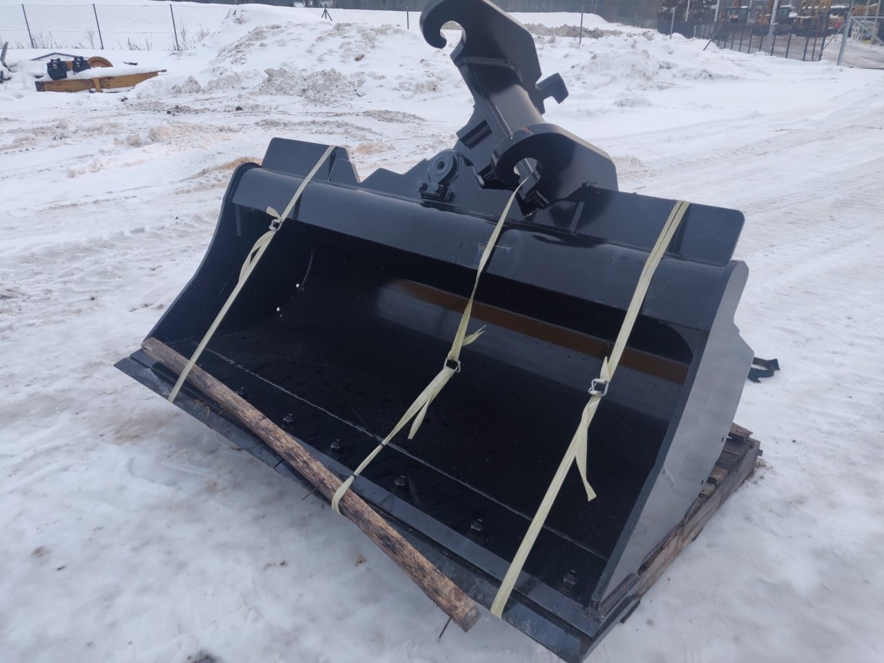 Bucket for small excavators