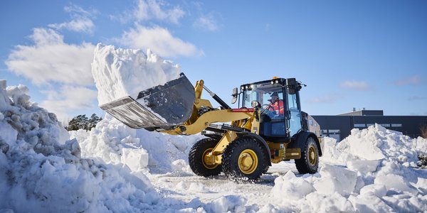 KAIP PARUOŠTI IR APSAUGOTI CAT® MAŠINAS PREŠ ŠALČIAUSIĄ METŲ LAIKĄ