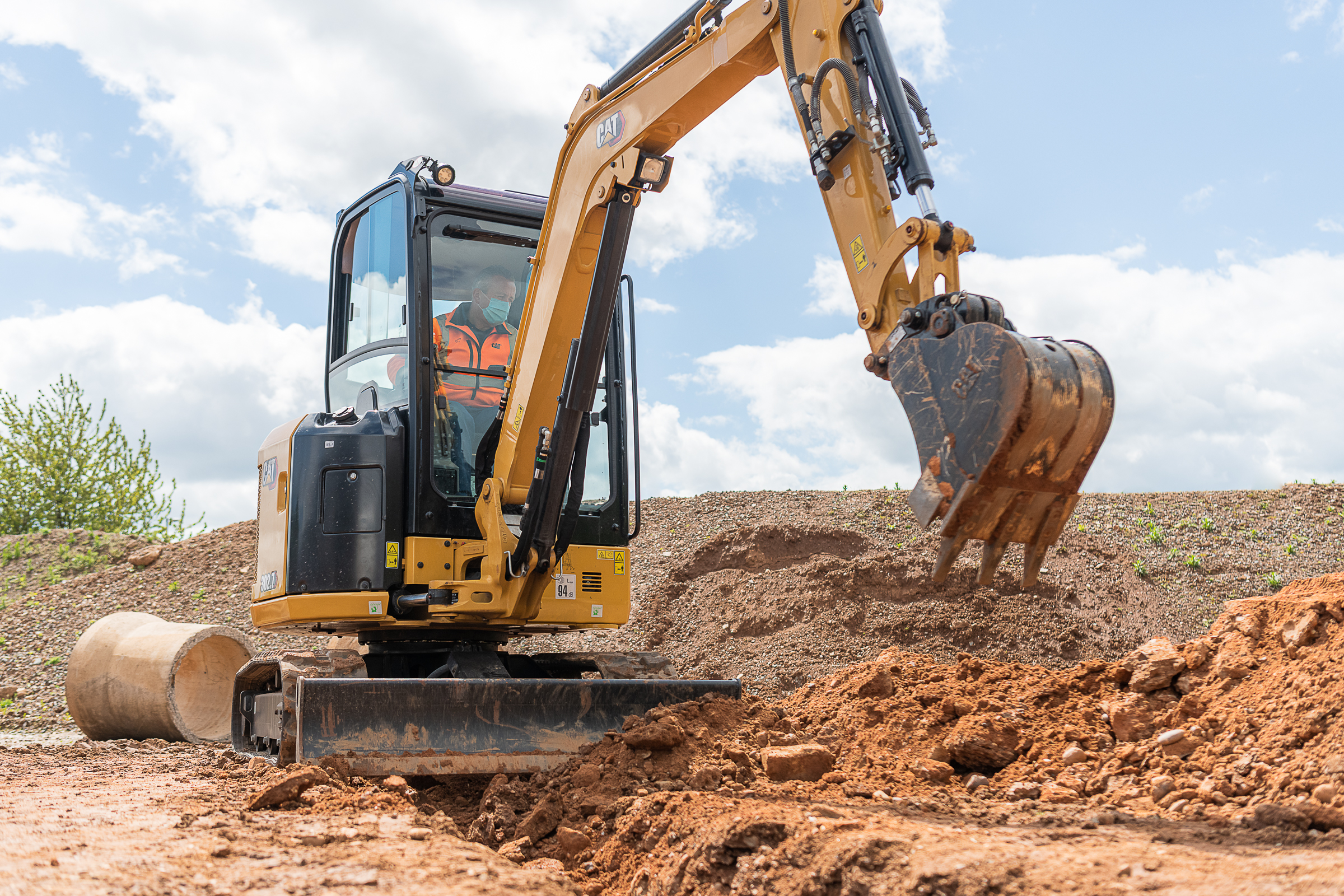 NEW CAT® 2.7- TO 3.5-TON MINI HYDRAULIC EXCAVATORS NEW CAT® 2.7- TO 3.5-TON MINI HYDRAULIC EXCAVATORS